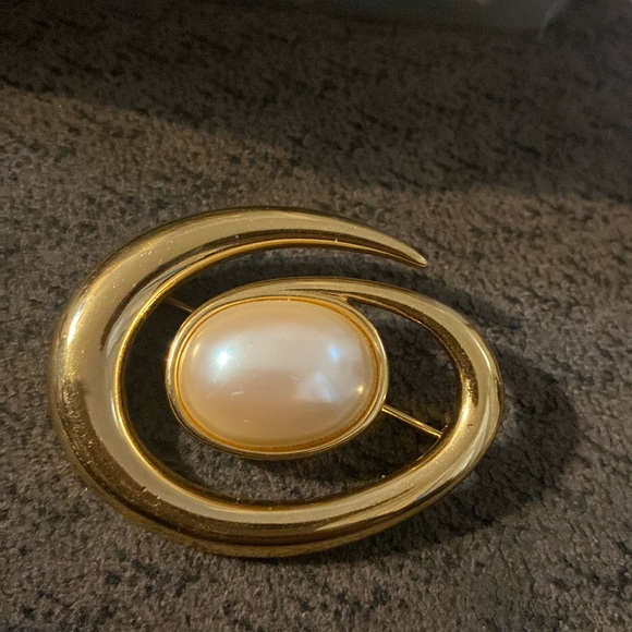 Monet Jewelry - Vintage MONET Faux White Pearl Cabochon With Gold Tone Swirl Brooch